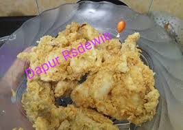 Pertama bahan pencelup dari susu dan telur, kemudian pencelup tepung berbumbu. Cara Mudah Membuat Fried Chicken Ayam Goreng Tepung Krispy Ala Rumahan Simple Enak
