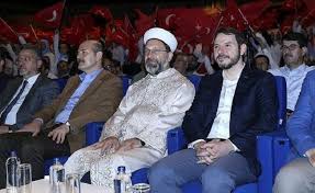 Medyaya girişi profik yayınları'nda editör olarak çalışırken tanıştığı rasim ozan kütahyalı ile başladı. Cem Kucuk Ali Erbas Isteyince Berat Albayrak Yapti