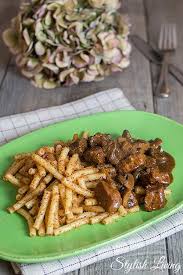 Weltbestes Gulasch Mit Schinkenmaccaroni Ist Zum Teil Ein Rezept Meiner Mama Und Zum Teil Meiner Oma Nur Den Rinderfond Rezepte Gulasch Rezept Einfach Gulasch