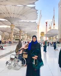 في الصورة الأولى التي نشرتها ياسمين عبد العزيز. Ø¨Ø¹Ø¯ Ø¥Ø¹Ù„Ø§Ù† Ø·Ù„Ø§Ù‚Ù‡Ø§ Ø¨Ø£ÙŠØ§Ù… ÙŠØ§Ø³Ù…ÙŠÙ† Ø¹Ø¨Ø¯ Ø§Ù„Ø¹Ø²ÙŠØ² Ø¨Ø§Ù„Ø­Ø¬Ø§Ø¨ ØªØ¤Ø¯ÙŠ Ù…Ù†Ø§Ø³Ùƒ Ø§Ù„Ø¹Ù…Ø±Ø© ÙˆØªØ­Ù…Ù„ Ø³Ø¬Ø§Ø¯Ø© ØµÙ„Ø§Ø© ÙˆÙ…Ø³Ø¨Ø­Ø©