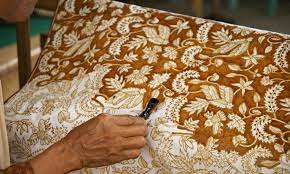 Bahan berkarya seni rupa adalah material habis pakai yang digunakan untuk mewujudkan karya seni rupa tersebut. Batik Adalah Contoh Karya Seni Rupa Terapan Berikut Ulasan Lengkapnya