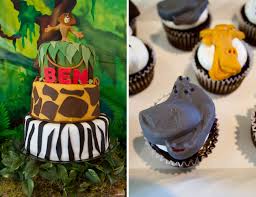 I love the clean look of the decor, yet how true to character it stays! Madagascar Birthday Scene Shefalitayal