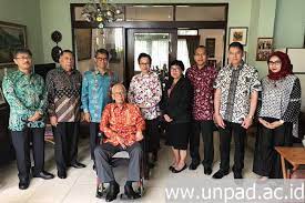 Ia pernah menjabat sebagai menteri kehakiman dari tahun 1974 sampai 1978 dan menteri luar negeri dari tahun 1978 sampai 1988. Rektor Kunjungi Kediaman Prof Mochtar Kusumaatmadja Universitas Padjadjaran