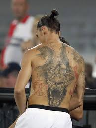 The latest zlatan ibrahimovic tattoo on the stomach is a tattoo made in white ink. Fussballer Tattoos Herzen Heilige Und Handabdrucke
