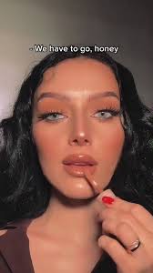 How did you do that @molchanovamua? 😳 Lens shade: Aquarella Samba Green .  . #soloticalenses #aquarellalenses #solotica #hidrocor #lenses #eyes  #coloredcontacts #christmasgiftideas #contacts ...