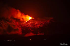 Da ieri sera l'etna si è svegliato iniziando una imponente attività eruttiva, caratterizzata da boati uditi a decine di chilometri di distanza e fontane di lava. Etna Eruzione In Corso Sul Versante Sud Est Amnotizie It Quotidiano Di Informazione