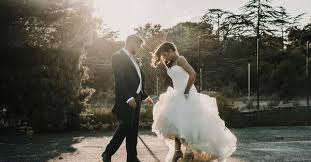 Si quieres que tu gente baile en la fiesta de tu boda, coloca algunos de estos temas entre los éxitos de ayer y de hoy del panorama musical y métete a todos en el bolsillo. 10 Canciones Diferentes Para Los Novios Que Dicen No Al Vals