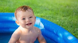 Sebaiknya pilih bahan plastik yang tidak mudah bocor seperti intex. Cara Membersihkan Kolam Renang Tiup