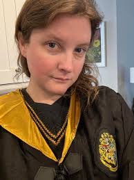 Hufflepuff-inspired Hogwarts prefect look ideas