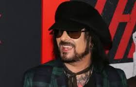 Motley CrueのVince Neil、ステージから落ちて病院に搬送されることに