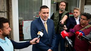 Volner jános bevallása szerint az elmúlt hónapokat alapvetően egy nemzeti elkötelezettségű, mára 150 fősre duzzadt értelmiségi közösség. Index Belfold Kilep A Jobbikbol Volner Janos Fulop Erik Es Apati Istvan