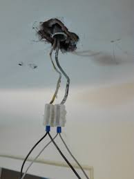 Es geht darum ich würde heute mittag gern ne neue lampe dran hängen, die ist wie erwartet für 3 kabel ausgelegt. Grau Und Gelbes Kabel Zum Anschliessen Einer Neuen Deckenlampe Computer Technik Technologie