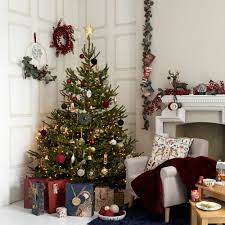 Here's 29 ways to decorate your home for the festive season without breaking the bank. 27 Christmas Living Room Decorating Ideas To Get You In The Festive Spirit