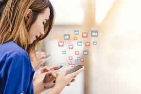Sosial media adalah sebuah media untuk bersosialisasi satu sama lain dan dilakukan secara online yang memungkinkan manusia untuk saling berinteraksi tanpa dibatasi ruang dan waktu. Apa Itu Detoks Digital Dan Manfaatnya Bagi Kesehatan