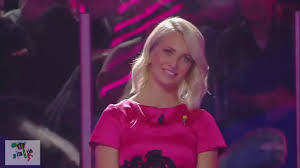 Ma il suo desiderio continua ad essere quello di trovarsi dall'altra parte della telecamera. Gerry Scotti Si Incazza E Da Un Pugno Youtube