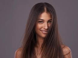 Minyak esensial seperti minyak kelapa, minyak argan, dan minyak almond, ternyata juga berguna untuk meluruskan rambut. 11 Cara Meluruskan Rambut Yang Mudah Dan Alami