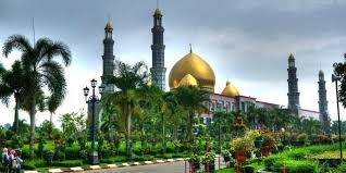 Ibu ovi dian menerangkan kalau masjid itu dibangun bukan tanpa alasan. Sosok Dian Al Mahri Dan Cerita Di Balik Masjid Kubah Emas Dream Co Id