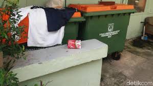 Mereka bertemu ketika hendak membuang surat cinta bekas kekasih mereka di tempat pembuangan sampah. Risma Buka Bukaan Soal Tong Sampah Made In Jerman