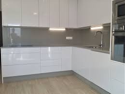 Los materiales y acabados pueden ser tan importantes en una cocina como su diseño y equipamiento. Cocina En Blanco Con Encimera Gris Diseno Y Ejecucion Tatiana Doria Encimeras Grises Planos De Cocinas Cocina Gris Y Blanca