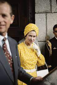 Must See Vintage Photos Of Queen Elizabeth Ii Queen Elizabeth Queen Hat Her Majesty The Queen