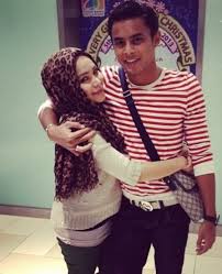 Menerusi laporan rotikaya, pemain bola sepak yang juga suami kepada pelakon cantik, ayu raudhah dikatakan 'flirt' ataupun bermain cinta dengan gadis cheerleader pasukan johor darul takzim (jdt). Pukul Ayu Raudhah Iqram Mohon Maaf Kepada Zaquan Hiburan Mstar