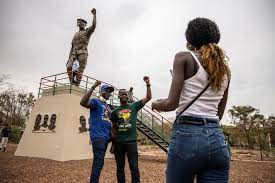 Une statue de l'ancien président thomas sankara dévoilée samedi à ouagadougou, fait polémique au burkina. Burkina Faso Unveils Corrected Thomas Sankara Statue Bbc News