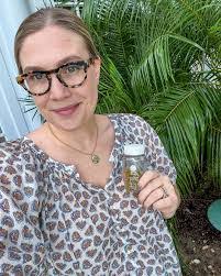 Elsa Massey's Instagram, Twitter & Facebook