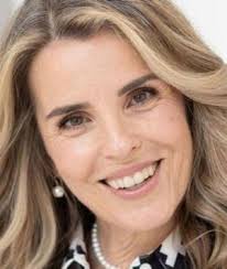 Doi oameni ai străzii au primit o nuntă surpriză după o relație de 24 ani.  Cât de mult s-au transformat pentru eveniment