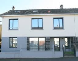 This feature is overshadowed, however, by the thick wooden panels on the building's façade, which are both striking. Ravalement Contemporain Gris Blanc Casse Moderne Facade Nantes Par Doucet Sas