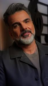 اعرف يراقبني ويشتهي أخباري