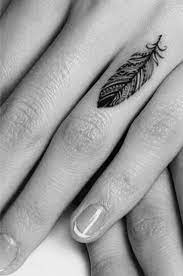 Du bist auf der suche nach einem motiv für dein neues tattoo? Tattoo Tatowierungen Tattoo Ideen Feder Tattoo Handgelenk