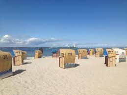 Geprägt von weißen segeln auf der blauen. Laboe Strand We Love Kiel