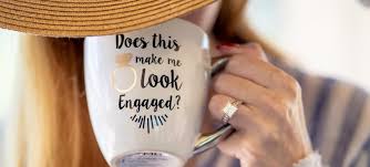 Na palcu serdecznym lewej dłoni mężczyzna nosi sygnet lub pierścień herbowy (w innych krajach oraz kobiety noszą je na palcu małym) na palcu serdecznym (prawej lub lewej dłoni w zależności od kraju, w polsce na prawej dłoni) nosi się obrączkę ślubną i pierścionek zaręczynowy; Na Ktorej Dloni Nosic Obraczke Slubna I Pierscionek Zareczynowy