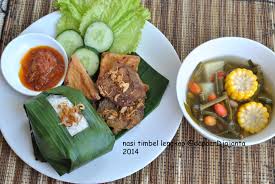 Masukkan daging gepuk, masak hingga daging lunak dan santan meresap.angkat. Nasi Timbel Sambal Lalap Empal Gepuk Tahu Goreng Dan Sayur Asam Karya Dapoer Djajanta Foto Oleh Duhita D Sayuran Tahu Nasi