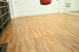 Lantai vinyl motif kayu yang berkualitas dan mewah meniru model lantai pendahulunya, corak warna kayu dalam bentuk lembaran maupun gulungan. Lantai Vinyl Anti Rayap Dan Jamur Vinyl Motif Kayu