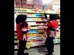 Banyak orang yang memberikan contoh percakapan telemarketing yang baik seperti misalnya dalam produk kosmetik atau kecantikan, dimana penjual harus memberikan testimoni langsung dari mereka yang sudah memakai produk, dan tidak jarang para agen marketing juga harus memakai produk. Yuliana Kap Penawaran Produk Youtube