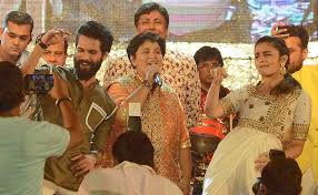 Shahid Kapoor Alia Bhatt Perform Garba In Ahmedabad Mumbai With Falguni Pathak Entertainment News Firstpost Tripadvisor has 89,049 reviews of ahmedabad hotels, attractions, and restaurants making it your best ahmedabad resource. shahid kapoor alia bhatt perform garba