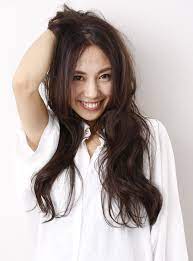 綺麗な黒髪 ロングヘアーは 女性 男性問わず永遠の憧れですね サラサラ黒髪ロング ストレートも素敵ですが パーマをかけて雰囲気を変えてみるのいかがでしょうか 黒髪にパーマだと重たくなりそうという悩みもこれなら大丈夫 黒髪ロングヘアーのパーマスタイルを印象
