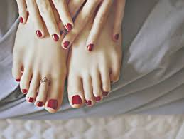 Decora tus uñas con este sencillo y hermoso diseño de margaritas #uñas #uñaselegantes #nails #mujerconestilo #moda. 5 Tips Para Tener Unas Mas Sanas Y Hermosas Como Pintar Unas
