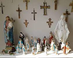 Non appoggiamo il lucrare sulla religione, ovviamente.purtroppo qualche tempo fa una persona in viaggio verso roma mi aveva chiesto di elencare i più importanti negozi di articoli religiosi e, naturalmente, non ho potuto non farlo. Negozio Articoli Religiosi Torino