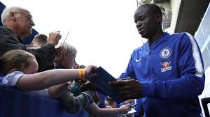 Kiedy i gdzie urodziła się n'golo kanté? N Golo Kante Verpasst Zug Und Schaut Tv Bei Fans Auf Der Couch Goal Com
