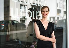 Die spur führt die beamten zu einem mysteriösen straßenkünstler.# Cupra X Creators Christine Garcia Urbina Food Bloggerin Trickytine