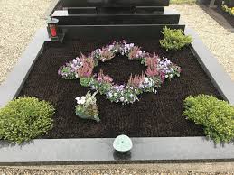 Garten In 2020 Flowers Grave Decorations Plants