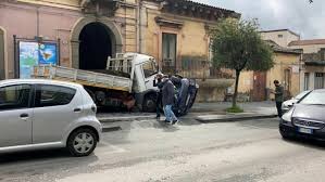 Sul posto il 118 e la polizia locale. Incidente Stradale A Belpasso Camion Si Schianta Contro Il Gazebo Di Un Bar Un Ferito