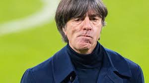 Joachim low net worth and salary: Jogi Low Verrenkt Sich Vor Em Bei Dfb Ruckkehr Von Muller Und Co
