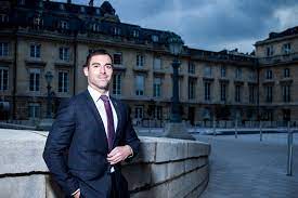 La vidéo de julien odoul, chef de file du rassemblement national dans l'yonne, victimes d'insultes homophobes. Iorad6cfb7zdmm