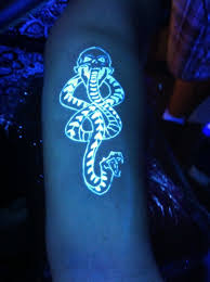 101 Amazing Glow In The Dark Tattoos You Have Never Seen Before En 2020 Tatouage Uv Tatouage Encre Blanche Tatouage
