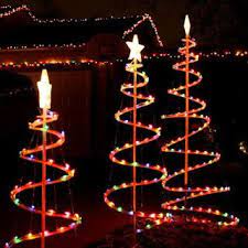 Estas grandes esculturas generalmente son para el exterior y llevan luces navideñas por todo el alambre. Aprende Como Hacer De Forma Casera Figuras Navidenas De Alambre Cositasconmesh Outdoor Christmas Lights Christmas Rope Lights Christmas Yard Decorations
