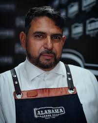 Cada corte de cabello es una oportunidad para transformar no solo la  apariencia de alguien, sino también su confianza; en la barbería, el  verdadero éxito se mide en las sonrisas que dejamos