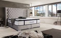 Das raffinierte kopfteil rahmt eine halbrunde polsterung mit vierzehn funkelnden steinen ein. Crown Boxspringbett Bianca Deluxe Samt Taupe 180x200 Cm
